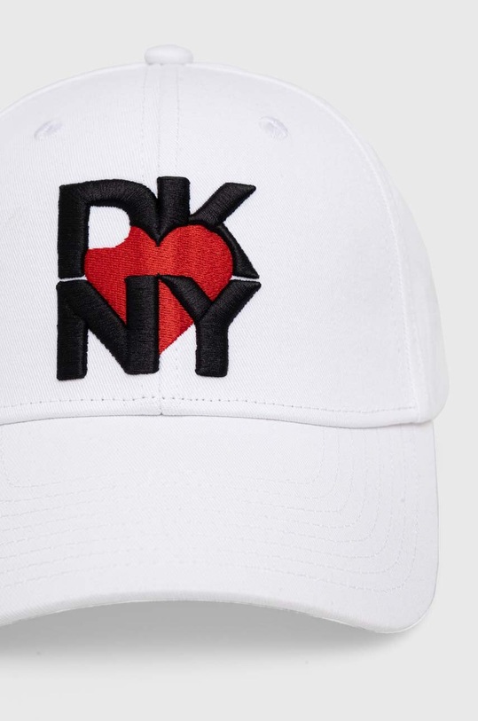 Памучна шапка с козирка Dkny HEART OF NY D2B4B147 бял SS24