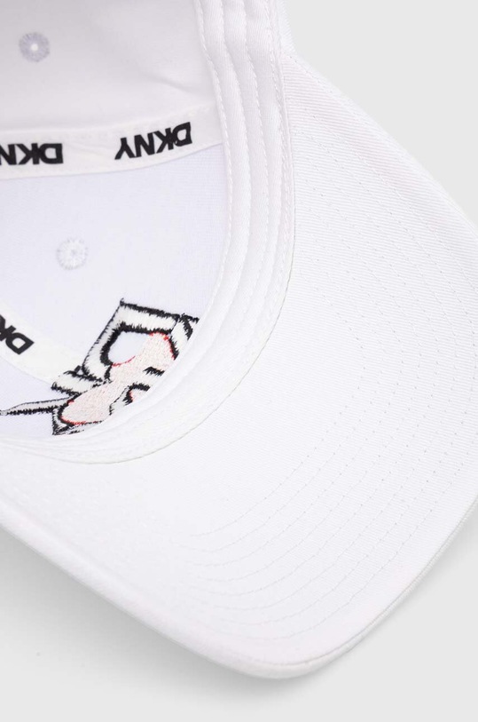Памучна шапка с козирка Dkny HEART OF NY бял D2B4B147