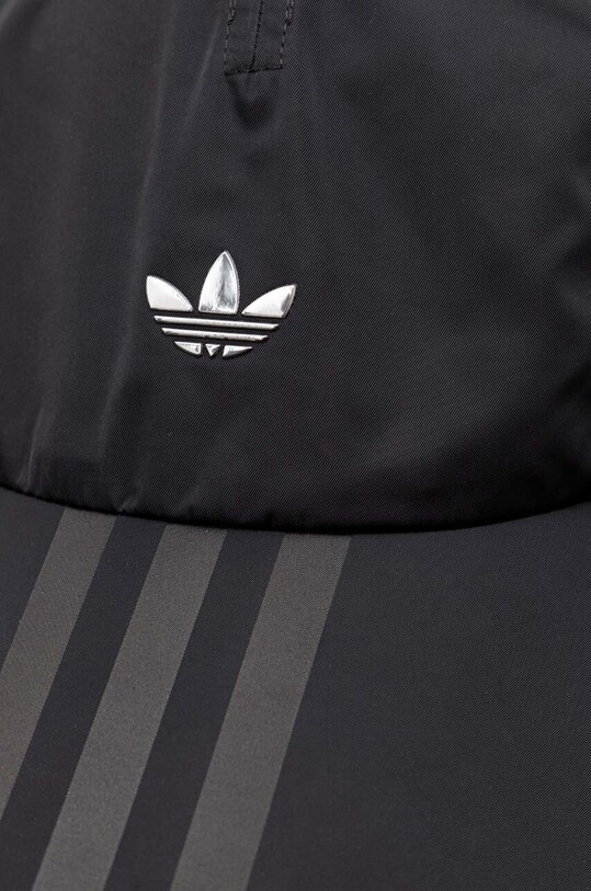 Шапка с козирка adidas Originals черен IT7365