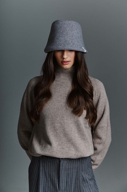Kapa iz kašmirja LE SH KA headwear Grey Bucket GreyBucket siva SS24