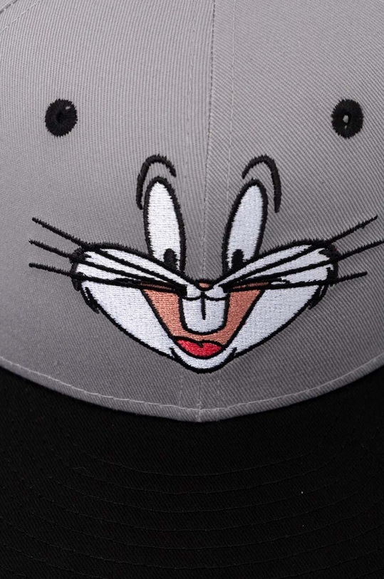 Детска памучна шапка с козирка New Era BUGS BUNNY x Looney Tunes 60424822 сив SS24