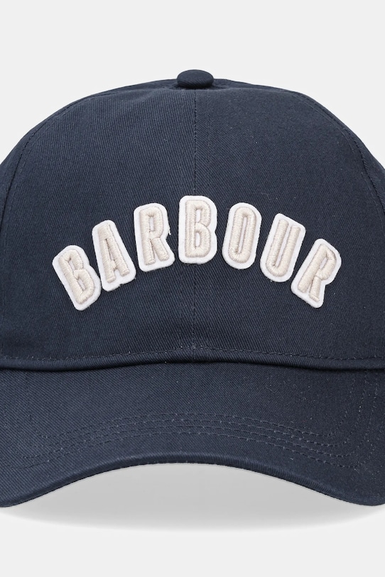 Bombažna bejzbolska kapa Barbour MHA0840 mornarsko modra SS25