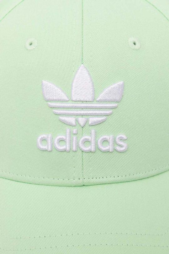 Памучна шапка с козирка adidas Originals IW1786 зелен SS24