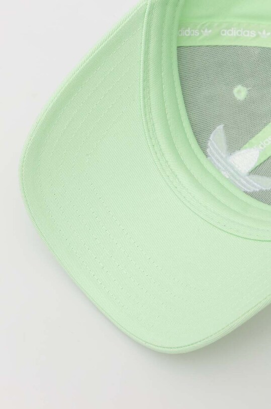 Памучна шапка с козирка adidas Originals зелен IW1786