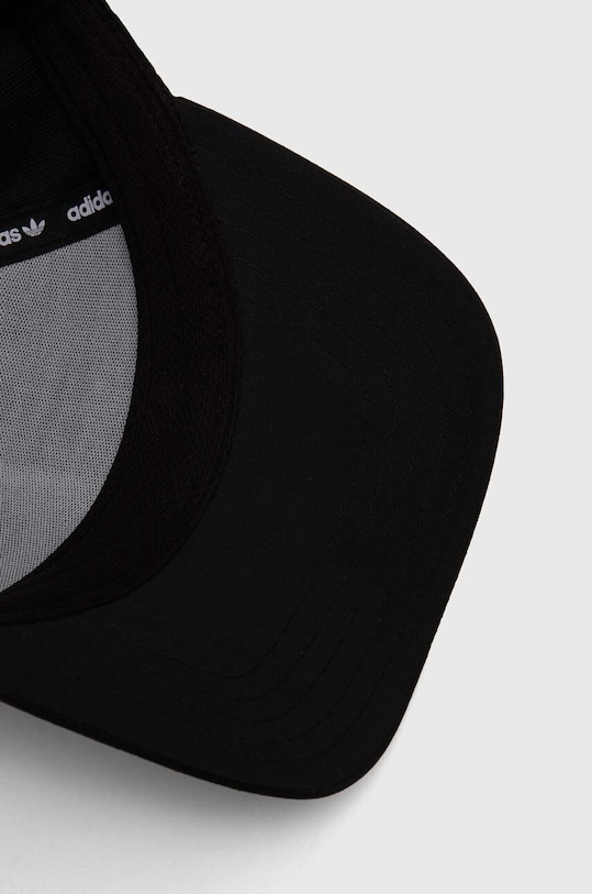 Шапка с козирка adidas Originals черен IS4633