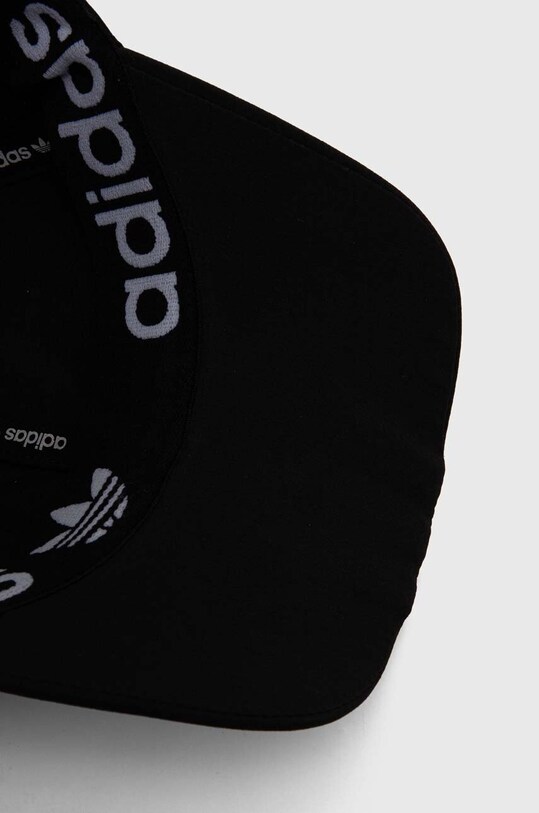 Шапка с козирка adidas Originals черен IT7617