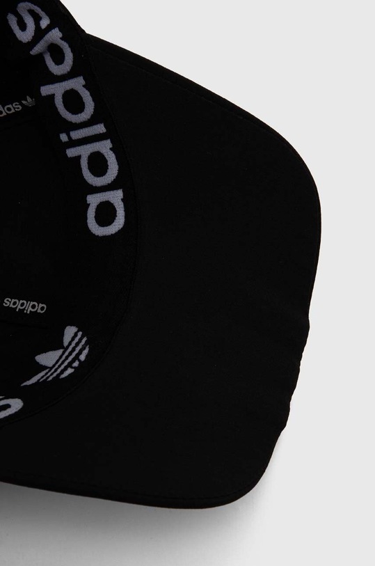 Шапка с козирка adidas Originals черен IT7617