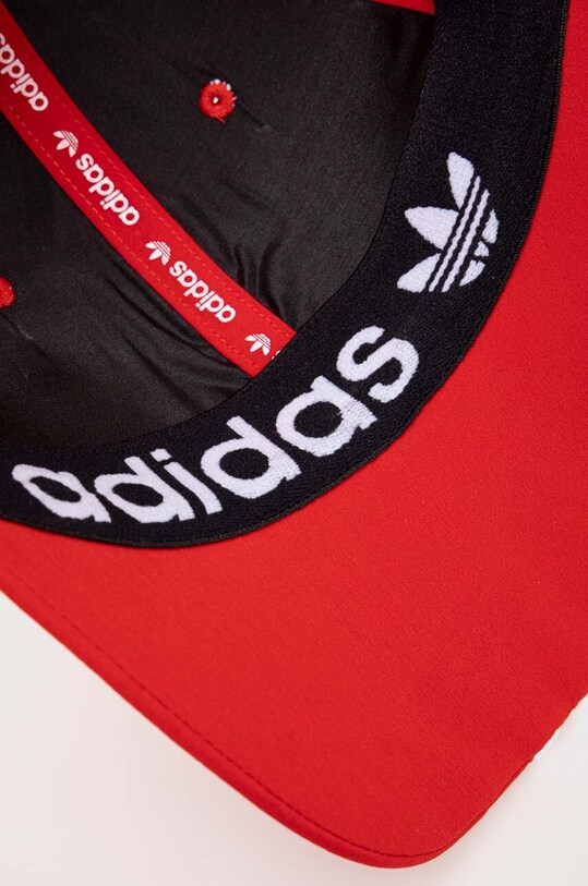 Шапка с козирка adidas Originals червен IS4631
