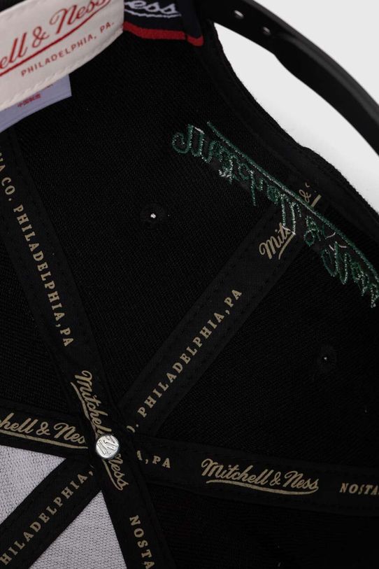 Kapa sa šiltom s dodatkom vune Mitchell&Ness NBA MILWAUKEE BUCKS crna HHSSINTL1245.MBUBLCK