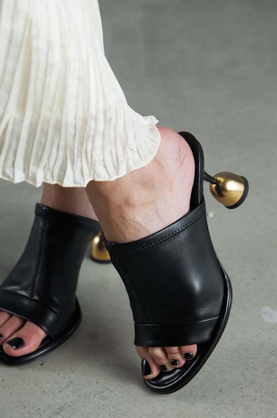 Vanda Novak slapi de piele Gaia Gaia.Deep.Black