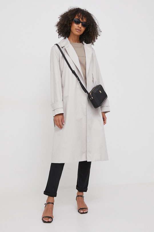 Trenčkot Calvin Klein sivá K20K206320