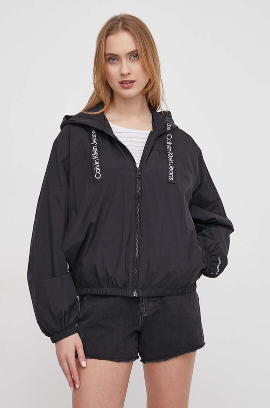 Bunda Calvin Klein Jeans s kapucí černá J20J223353