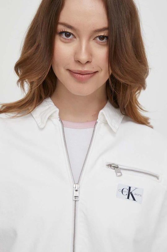 Džínová bunda Calvin Klein Jeans bílá J20J222793