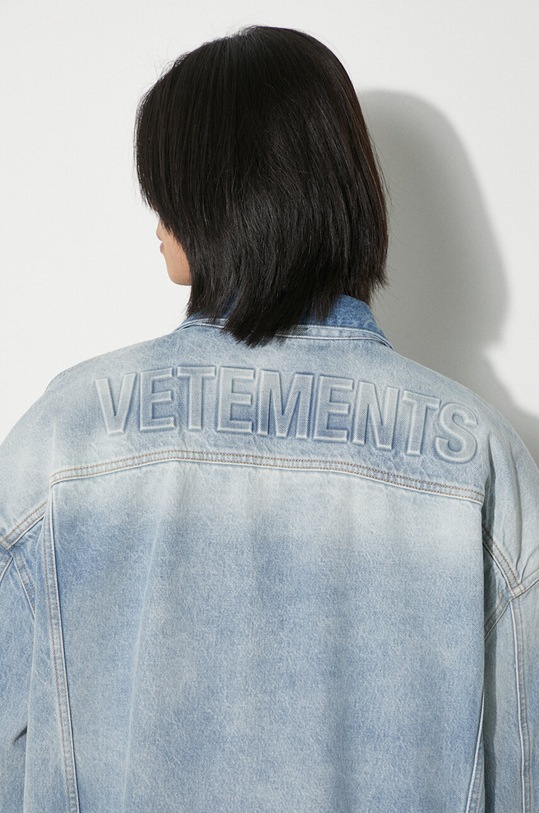 Džínová bunda VETEMENTS Logo Denim Jacket UE64JA390N modrá