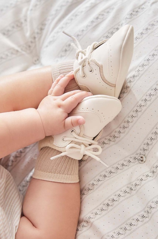 Mayoral Newborn buty niemowlęce imitacja skóry licowej beżowy 9735.1K.Newborn.PPYH
