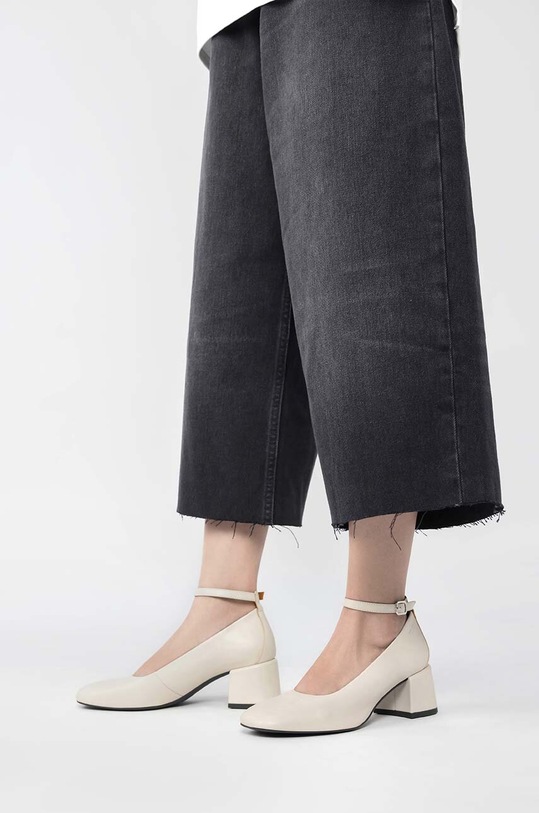 Vagabond Shoemakers czółenka skórzane ADISON 5739.001.02 beżowy