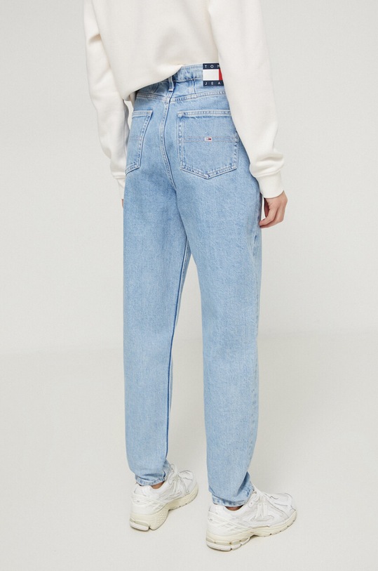 Ruházat Tommy Jeans farmer Mom Jean DW0DW17564 kék