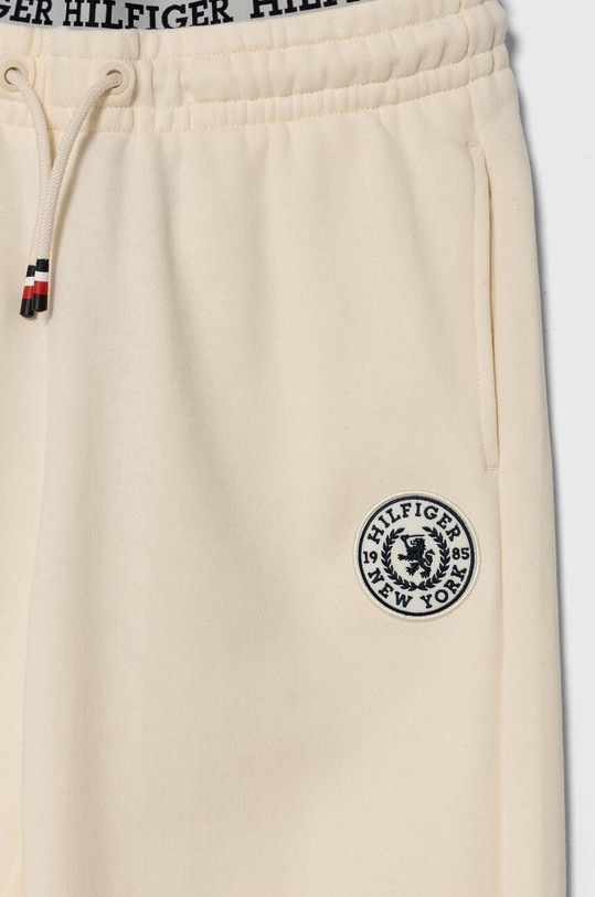CHLAPEC Dětské bavlněné tepláky Tommy Hilfiger KB0KB08700.PPYH béžová