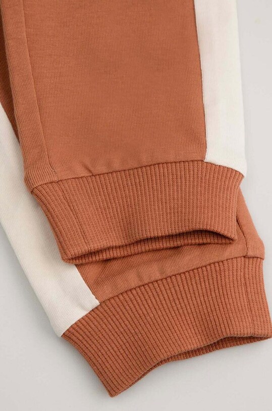 Coccodrillo pantaloni de trening pentru bebeluși maro WC4122102HBN