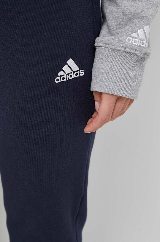 Памучен спортен панталон adidas тъмносин IC6869