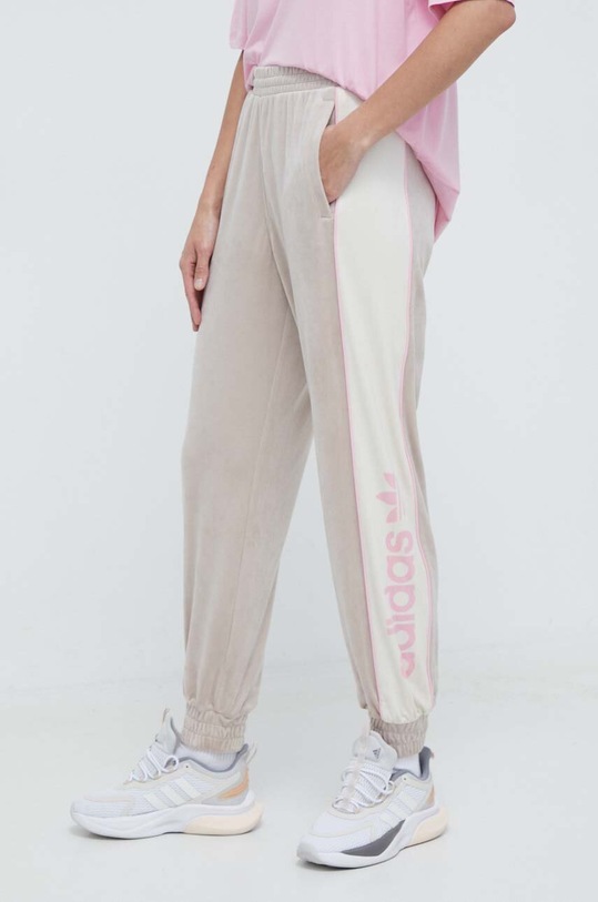 adidas Originals spodnie dresowe welurowe z elastanem beżowy IR5274