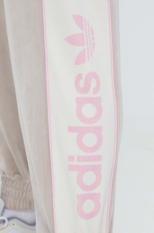 adidas Originals spodnie dresowe welurowe beżowy IR5274