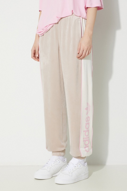 Velúrové tepláky adidas Originals béžová IR5274