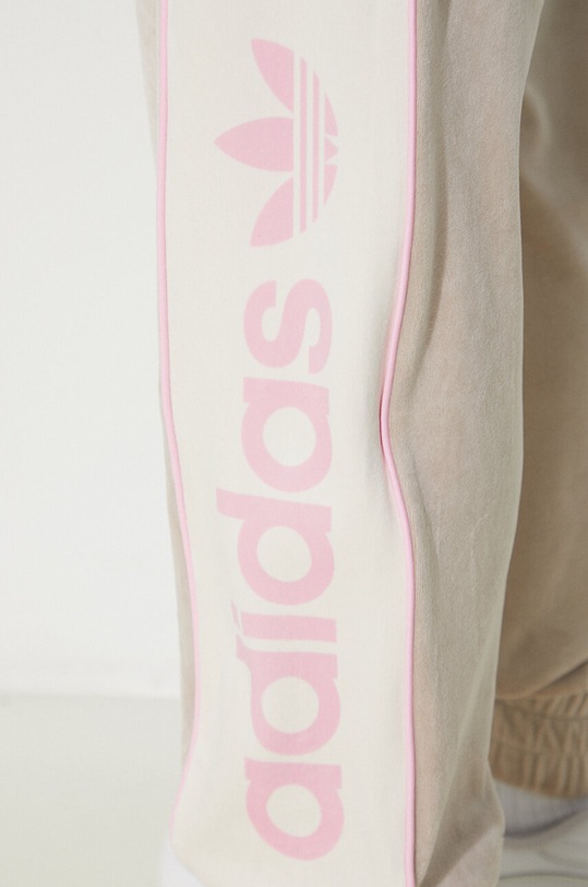 Velúrové tepláky adidas Originals IR5274 béžová