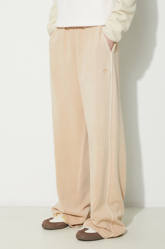 Βαμβακερό παντελόνι adidas Originals Essentials+ μπεζ IR6017