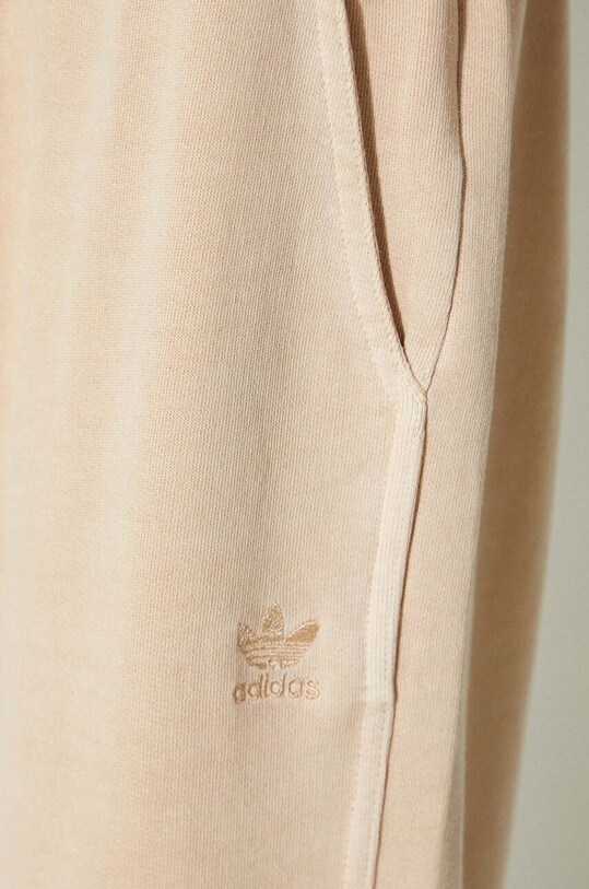 Памучен спортен панталон adidas Originals Essentials+ IR6017 бежов