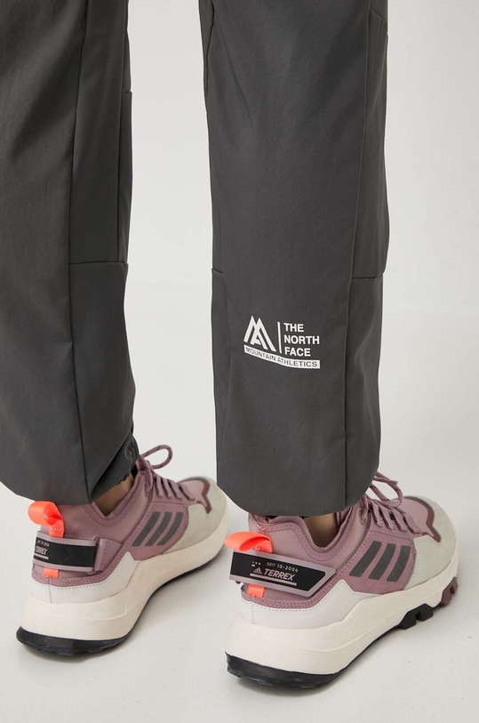 Sportovní kalhoty The North Face Mountain Athletics NF0A87G5WUO1 šedá