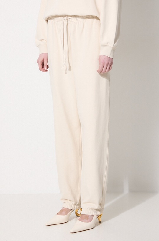 Βαμβακερό παντελόνι New Balance μπεζ WP41513LIN