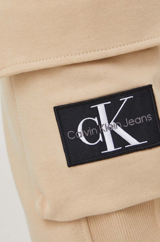 Bavlněné tepláky Calvin Klein Jeans béžová J30J324683