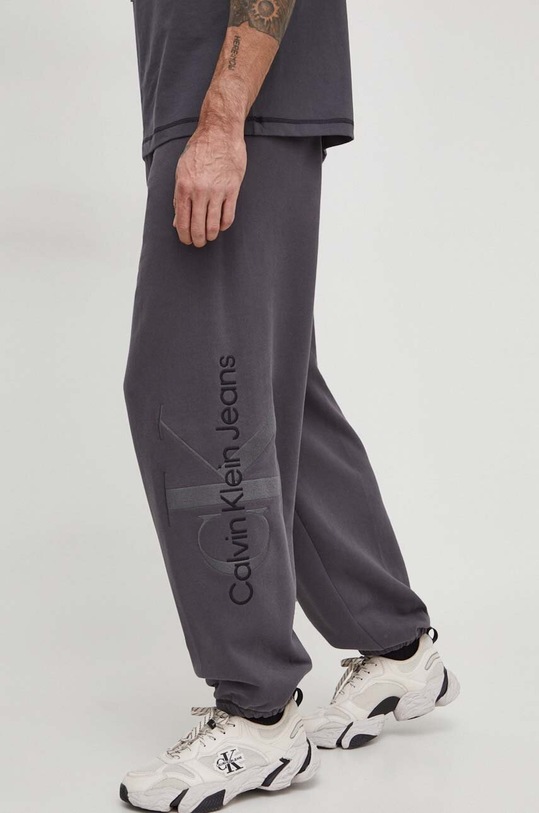 Βαμβακερό παντελόνι Calvin Klein Jeans απλικέ γκρί J30J324953