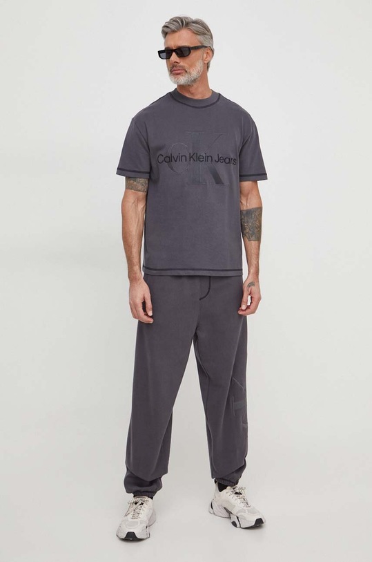 Βαμβακερό παντελόνι Calvin Klein Jeans J30J324953 γκρί SS24