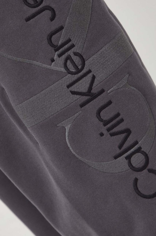 Βαμβακερό παντελόνι Calvin Klein Jeans J30J324953 γκρί