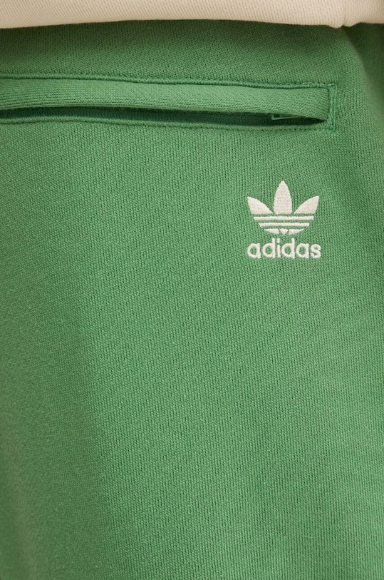Памучен спортен панталон adidas Originals зелен IR9328