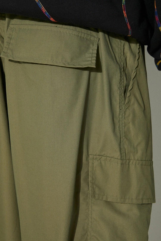 Hlače Universal Works Loose Cargo Pant 30143.OLIVE zelena