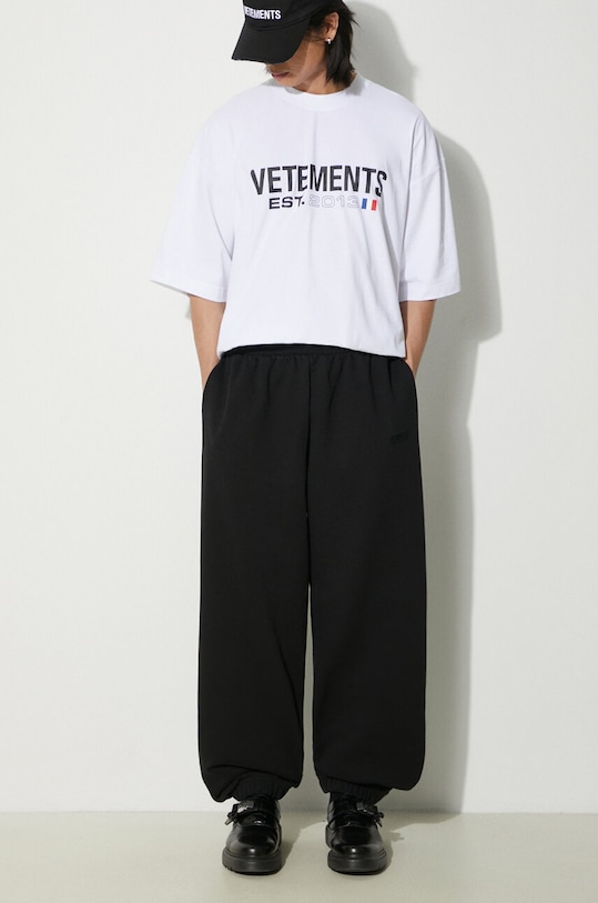 VETEMENTS spodnie dresowe Embroidered Logo UE64SP400B czarny SS24