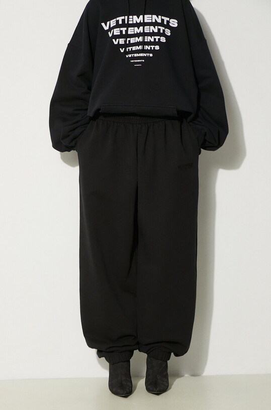 Oblečenie Tepláky VETEMENTS Embroidered Logo UE64SP400B čierna