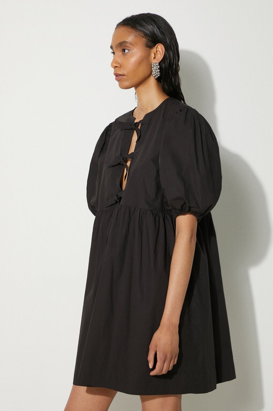 Памучна рокля GANNI Cotton Poplin Tie String Mini Dress черен F9005
