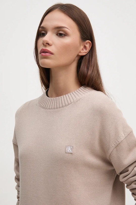 Bavlněný svetr Calvin Klein Jeans kulatý béžová J20J222987
