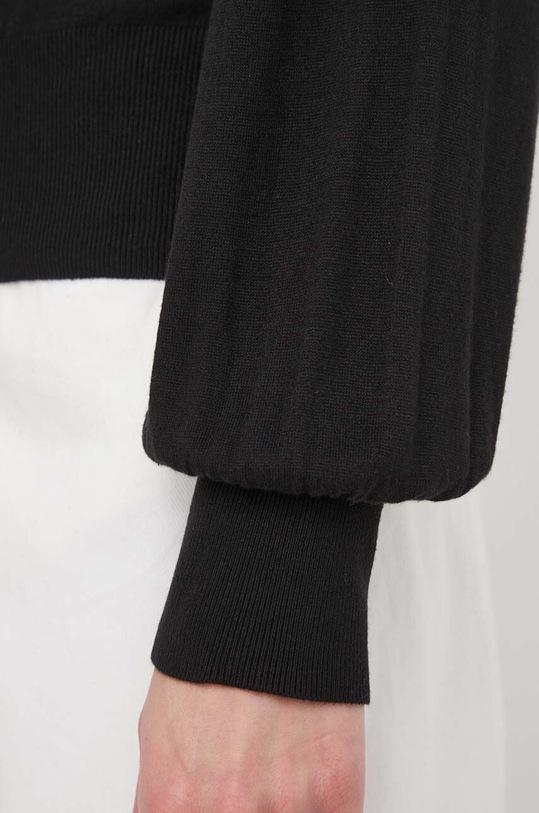 Sisley sweter z domieszką jedwabiu 16LGM104C czarny