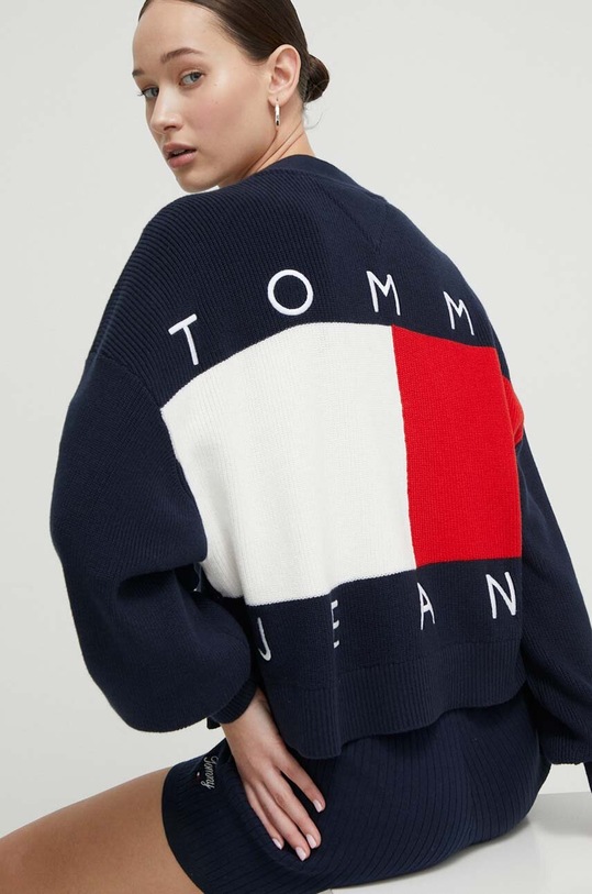 Βαμβακερή ζακέτα Tommy Jeans απλικέ σκούρο μπλε DW0DW18335