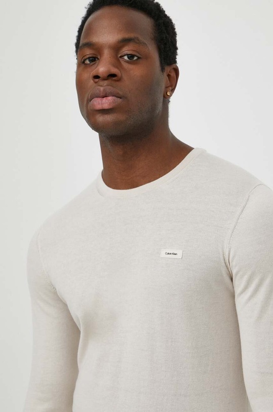 Ένα πουλόβερ σε μείγμα μεταξιού Calvin Klein μπεζ K10K113159