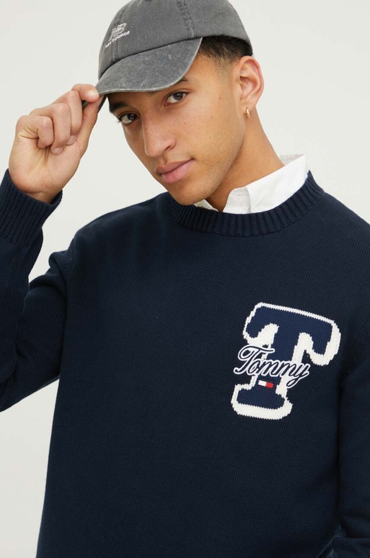 Tommy Jeans sweter bawełniany aplikacja granatowy DM0DM18604