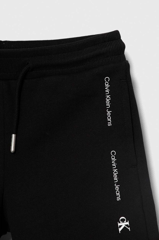 Chlapec Detské bavlnené šortky Calvin Klein Jeans IB0IB02061.128.176.PPYH čierna