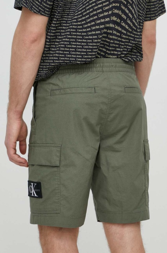 Odzież Calvin Klein Jeans szorty J30J325138 zielony