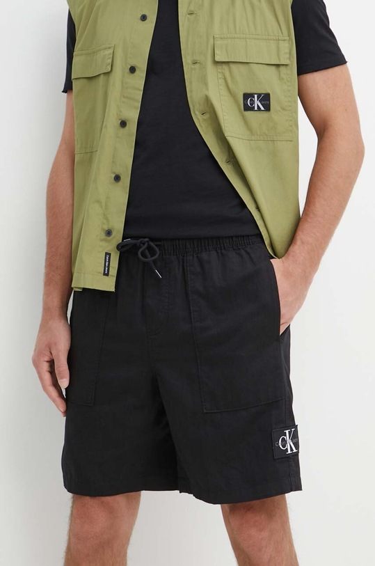 Šortky s prímesou ľanu Calvin Klein Jeans s prímesou ľanu čierna J30J325475