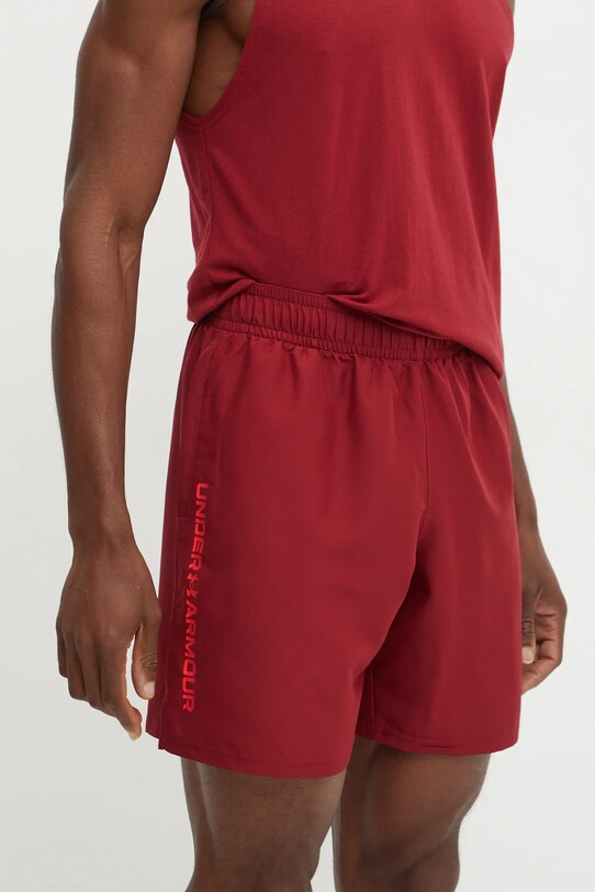 Under Armour pantaloni scurți de antrenament Tech panza burgundia 1383356